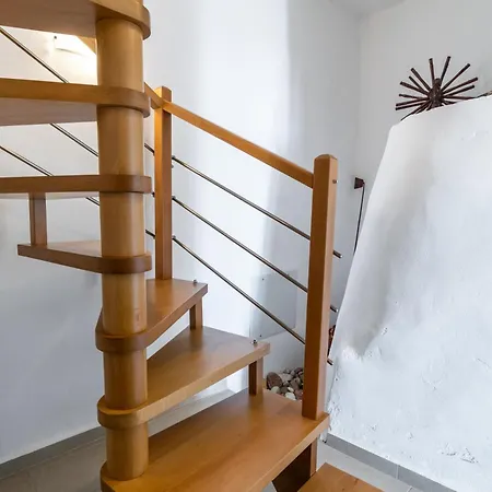 Lapis Domus Milos Feriehus *